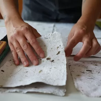 Papel hecho a mano con fibras naturales card