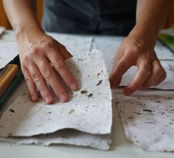 Papel hecho a mano con fibras naturales full